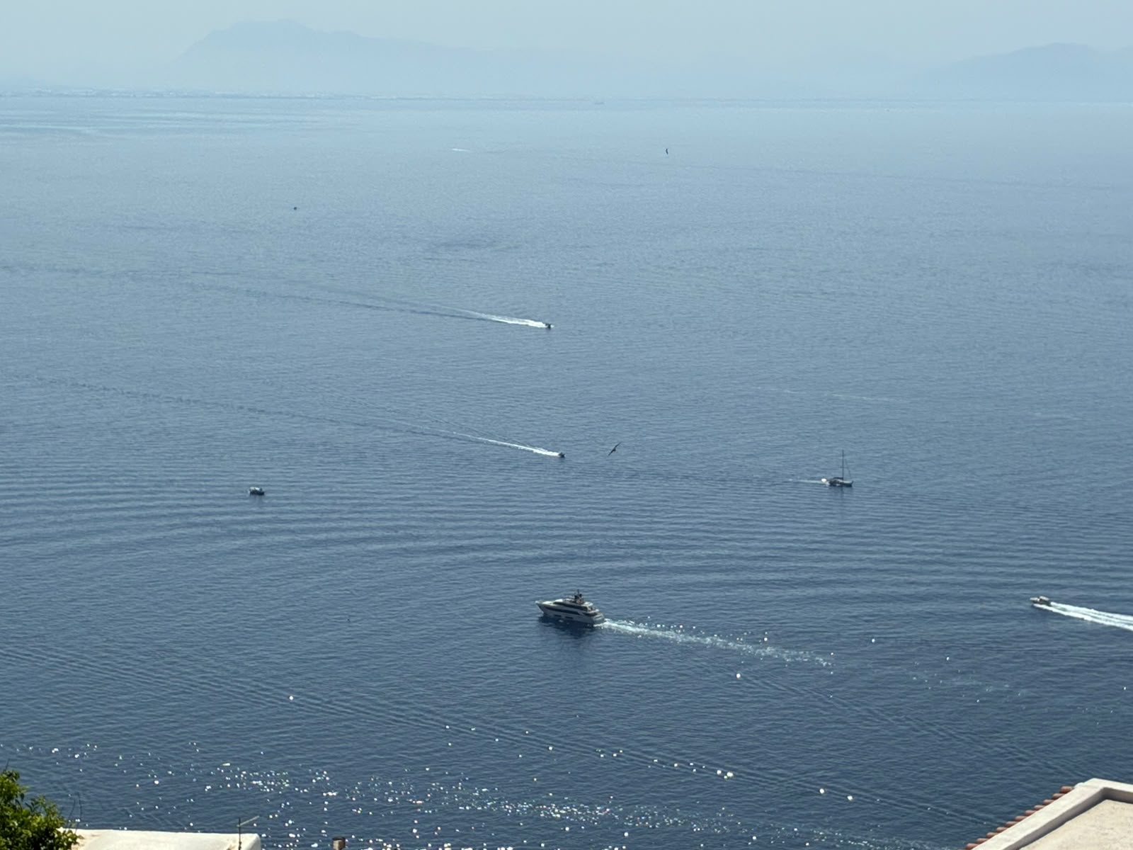 El mar y pequeñas embarcaciones, parte del universo visual de SOUDA