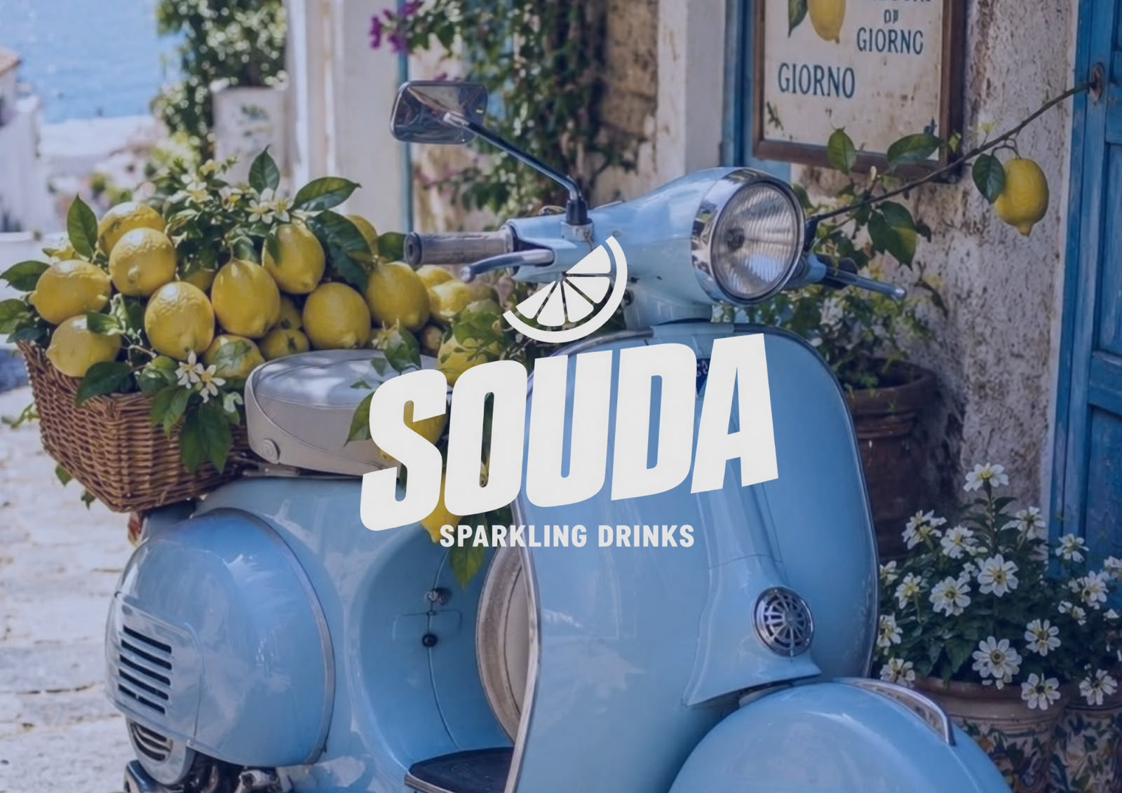 SOUDA Sparkling Drinks: una Vespa celeste con limones en una calle mediterránea