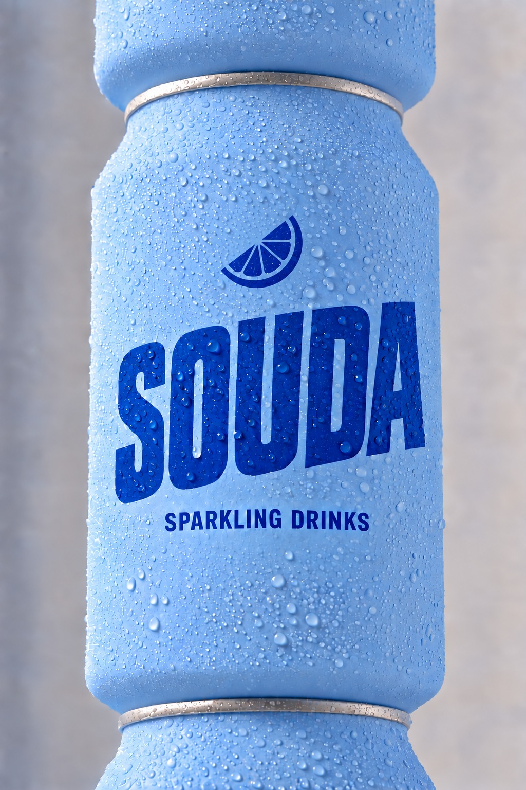 Latas SOUDA frías con gotas de agua y su identidad azul